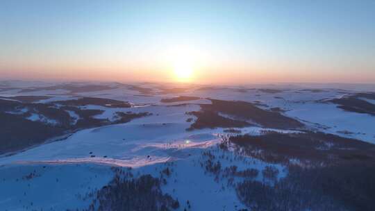 极寒的低山丘陵雪原灿烂夕阳