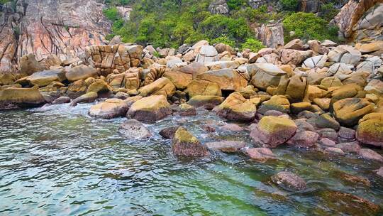 海南三亚早晨海岛海边海浪拍打礁石