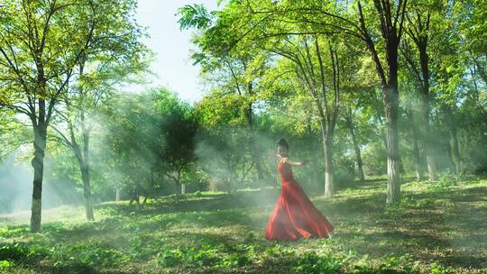 4K红衣美女在森林跳舞视频素材模板下载