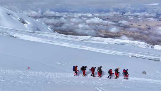 攀登冰川之父慕士塔格峰雪山的登山队