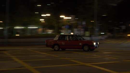 香港夜晚马路上的红色出租车行驶画面