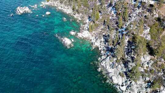 加利福尼亚州太浩湖清澈湛蓝的水和海岸线的