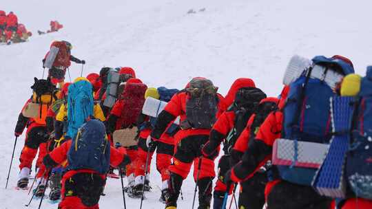 攀登冰川之父慕士塔格峰雪山的登山队