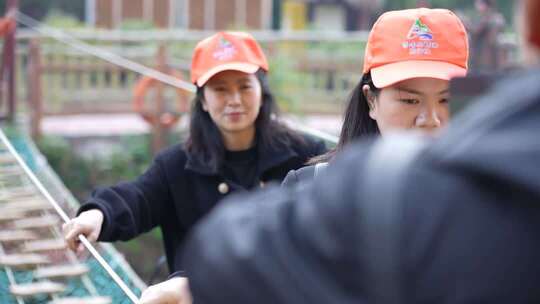 戴橙色帽子女性参与户外活动