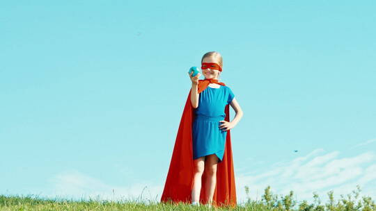 女孩穿超人的衣服