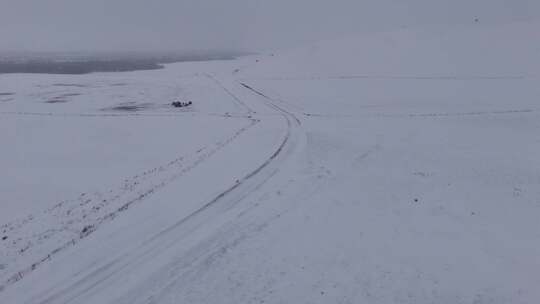 航拍雪野中的车辙痕迹