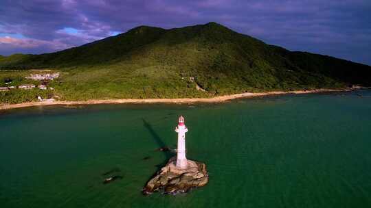 航拍海南三亚大小洞天灯塔椰林海浪礁石沙滩