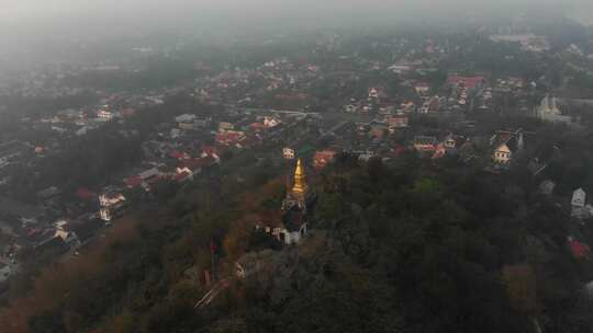 老挝城市和山丘上雾蒙蒙的日出鸟瞰图。