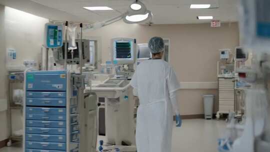 医生在医院病房内查看设备