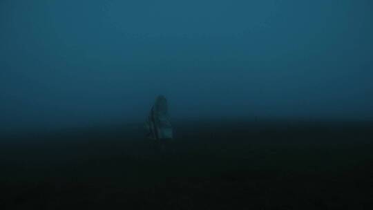 女人走在迷雾里