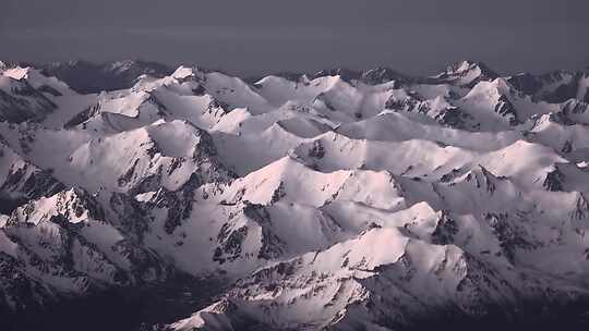 从飞机上看雪山