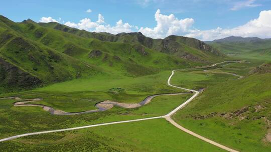 甘肃甘南夏河县桑科草原公路自然风光