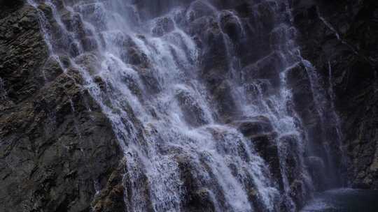 森林高山流水瀑布山水自然风景山峰岩石流水