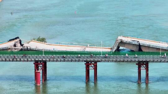 桂林净瓶山桥拆除爆破后视频素材模板下载