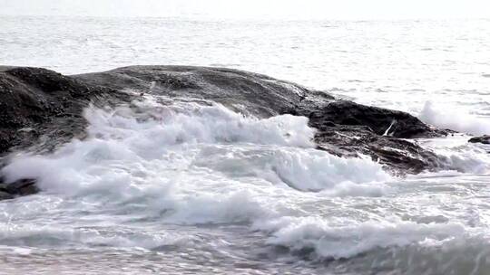 海浪汹涌的海浪 海浪拍打岩石