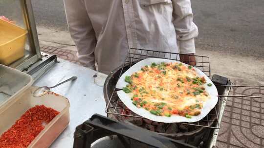 街边摊位制作美味烤饼的过程