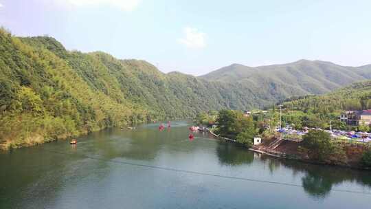 储家滩山水之间的河流及沿岸露营地风景