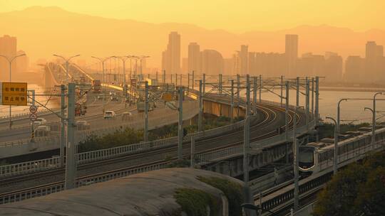4K实拍夕阳下的厦门海堤路地铁一号线