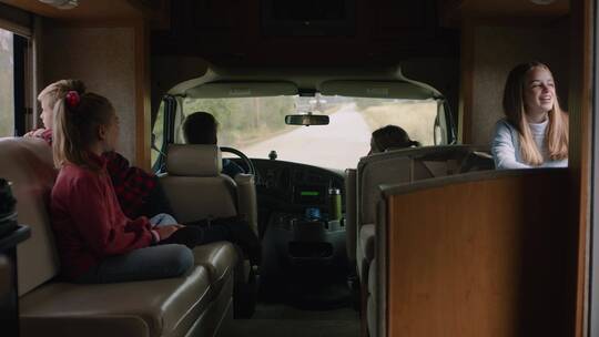 一家人坐在房车里去旅行视频素材模板下载