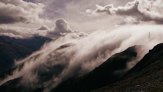 4K-瑞士山脉上流动的云雾