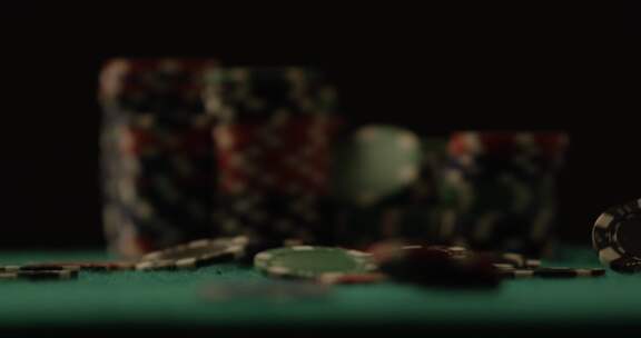 赌场筹码掉在桌子上
