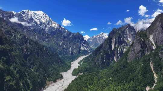 燕子沟航拍四川第二高峰中山峰雪山河谷风光