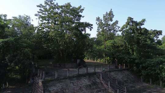 树林中石砌建筑及阶梯景观