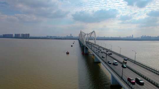 杭州钱塘江九堡大桥俯视汽车车流风景视频素