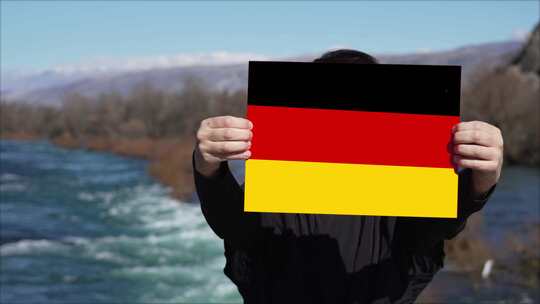 手持德国国旗横幅的人