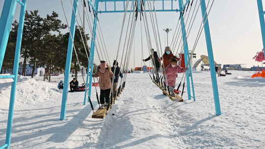 冰雪乐园游乐场 大秋千 滑车视频素材模板下载