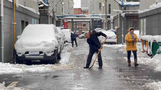 小区楼房停车积雪结冰道路清理铲雪