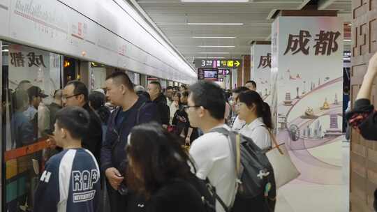 成都地铁繁忙进站出站下客乘客视频素材模板下载