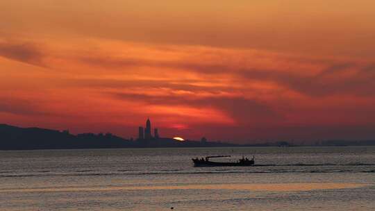 烟台夏天海边落日夕阳，女孩在沙滩上走动