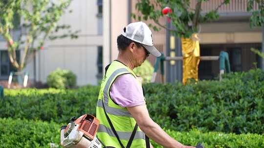 身穿反光背心的工人在修剪绿化