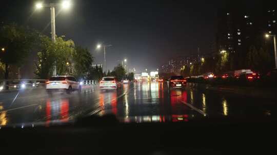 第一视角雨夜开车雨刮器雨刷光斑霓虹