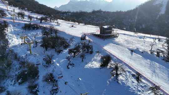 雪山中的滑雪场地和缆车