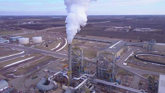 炼油厂上空的污染气体
