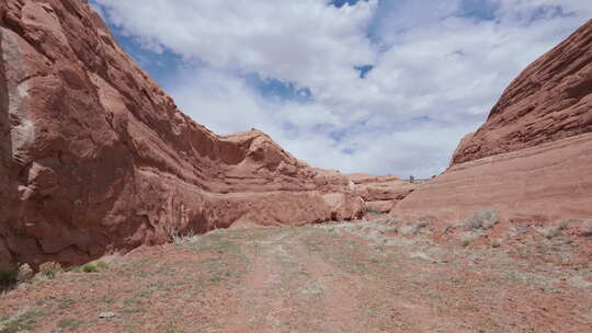 穿过砂岩墙之间的埃斯卡兰特沙漠