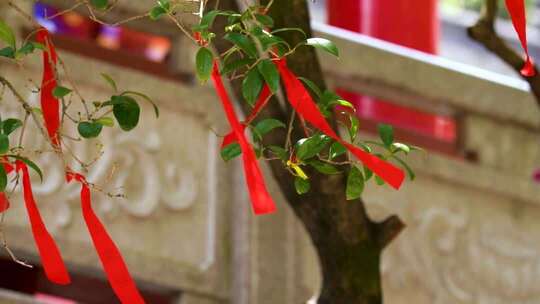 4K寺庙祈福飘动的红丝带实拍视频