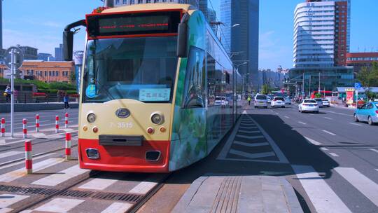 行驶在大连城市繁华中心的公交有轨电车