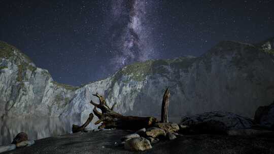 挪威罗弗敦的夜间星空与山地和海洋海滩的超