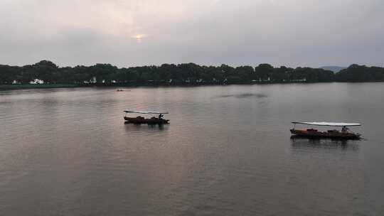 俯拍杭州西湖摇橹船 手划船 泛舟湖上