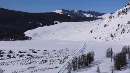 航拍新疆冬季喀纳斯河流晨雾雪山森林雪景