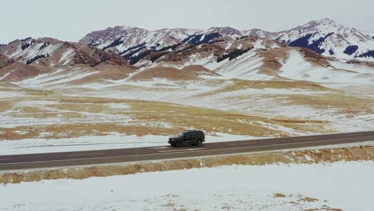 行驶在高原雪山上的汽车