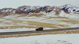 行驶在高原雪山上的汽车高清在线视频素材下载