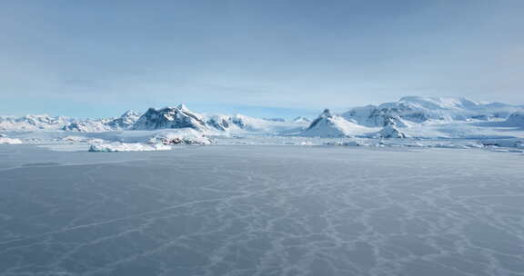南极洲冰冻极地海洋上空的空中飞行