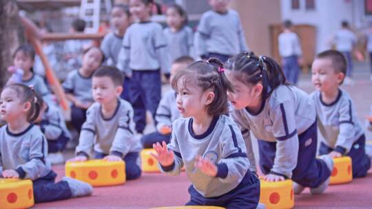 幼儿园的老师和孩子们玩耍学习