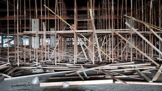 建筑工地：拆除模板堆放及运输
