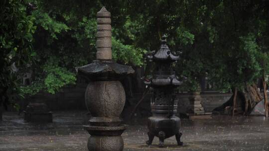 泉州开元寺石柱小雨天雨景石雕宗教