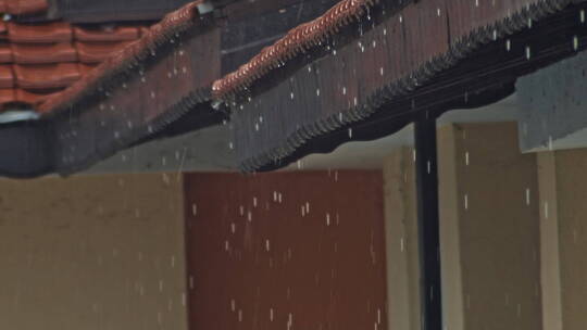 屋顶雨滴滴落